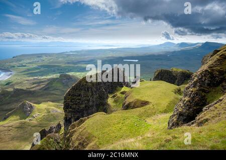 Vue panoramique sur la table près du Quiraing sur l'île de Skye, Écosse, Royaume-Uni Banque D'Images