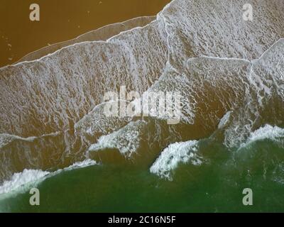 Vue aérienne d'une large plage de sable avec de grandes vagues d'océan arrivant et brisant dans le golfe de Gascogne France Banque D'Images