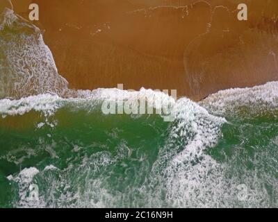 Vue aérienne d'une large plage de sable avec de grandes vagues d'océan arrivant et brisant dans le golfe de Gascogne France Banque D'Images