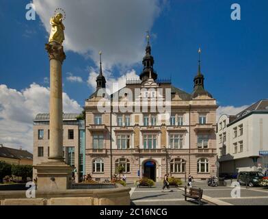 Česká spořitelna bâtiment de banque et colonne de peste à náměstí Českého ráje à Turnov à Liberecky kraj (région de Liberec), République tchèque Banque D'Images