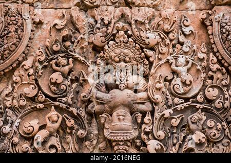 Grès antique de sculpture khmer montrant le dieu hindou Vishnu sous le couvert de l'homme du lion Narasimha claquant le démon Hiranyakashipu. Linteau à Bantea Banque D'Images