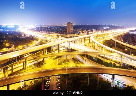 Le trafic important sur la jonction de route dans la ville moderne de nuit Banque D'Images