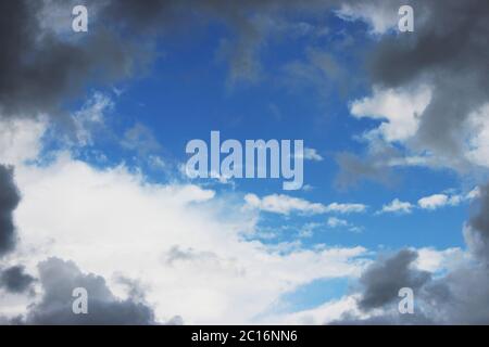 D'énormes nuages blancs sur fond de ciel bleu au printemps. Banque D'Images