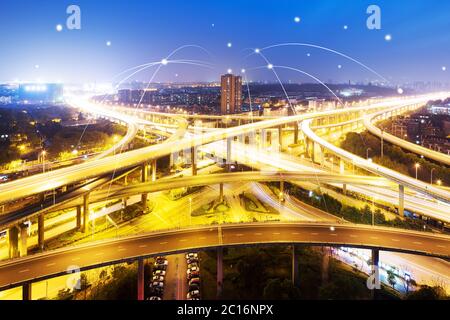 circulation très fréquentée à l'intersection dans la ville moderne de renseignements la nuit Banque D'Images