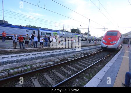 Cassino, Italie - 14 juin 2020 : le voyage inaugural de la Frecciarossa Milano Centrale - Napoli Centrale via Frosinone / Cassino Banque D'Images