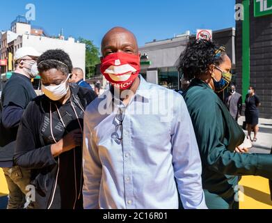 New York, États-Unis. 14 juin 2020. Eric Adams, président de Brooklyn, assiste à la cérémonie de dévoilement du slogan Black Lives Matter, un énorme slogan peint, sur la rue Fulton, dans le quartier Bedford-Stuyvesant de Brooklyn, à New York, le 14 juin 2020. La murale complète s'étend de l'avenue Marcy à l'avenue New York sur 375 pieds. (Photo de Lev Radin/Sipa USA) crédit: SIPA USA/Alay Live News Banque D'Images