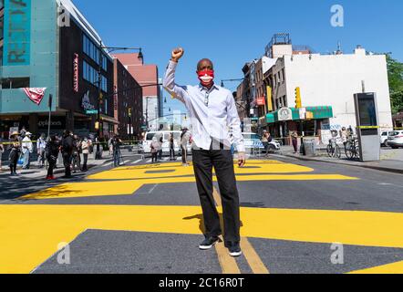 New York, États-Unis. 14 juin 2020. Eric Adams, président de Brooklyn, assiste à la cérémonie de dévoilement du slogan Black Lives Matter, un énorme slogan peint, sur la rue Fulton, dans le quartier Bedford-Stuyvesant de Brooklyn, à New York, le 14 juin 2020. La murale complète s'étend de l'avenue Marcy à l'avenue New York sur 375 pieds. (Photo de Lev Radin/Sipa USA) crédit: SIPA USA/Alay Live News Banque D'Images