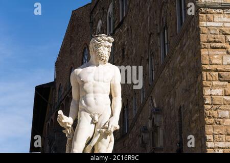 Neptune Dieu de la mer. Statue en marbre de la fontaine de Neptune, érigée en 1565 sur la Piazza delle Signoria, dans le centre historique de Florence. ITA Banque D'Images