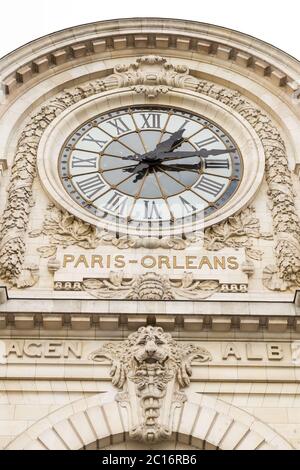 Vue sur l'horloge murale du musée d'Orsay. D'Orsay - un musée situé sur la rive gauche de la Seine, il est situé dans l'ancienne Gare d'Orsay Banque D'Images