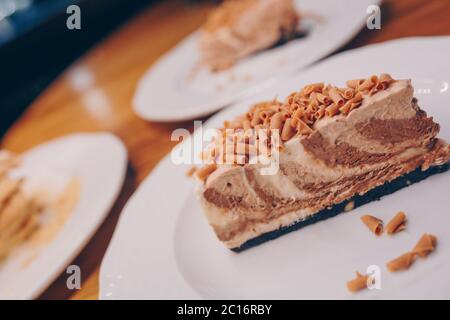 Dégustez des desserts sucrés dans le menu du café.produits de pâtisserie en gros.délicieux menu au restaurant.dégustez un gâteau frais à la crème vanille Banque D'Images