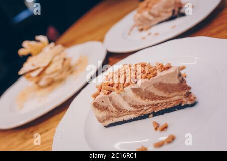 Dégustez des desserts sucrés dans le menu du café.produits de pâtisserie en gros.délicieux menu au restaurant.dégustez un gâteau frais à la crème vanille Banque D'Images