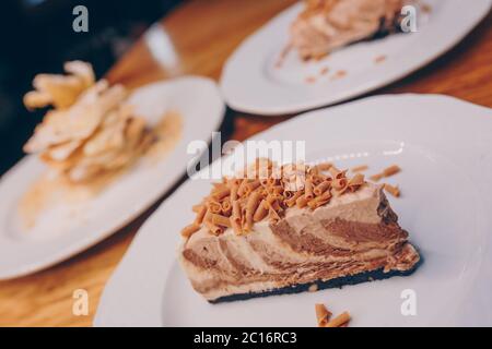 Dégustez des desserts sucrés dans le menu du café.produits de pâtisserie en gros.délicieux menu au restaurant.dégustez un gâteau frais à la crème vanille Banque D'Images