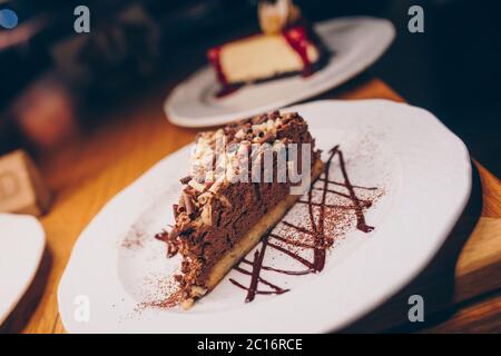 Dégustez des desserts sucrés dans le menu du café.produits de pâtisserie en gros.délicieux menu au restaurant.dégustez un gâteau frais à la crème vanille Banque D'Images