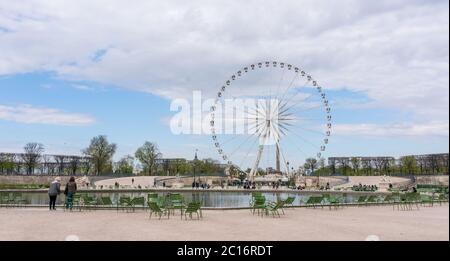 Paysage de jardin des Tuileries avec grande roue à Paris, France. Le jardin des Tuileries est un jardin public situé entre le Louvre Mus Banque D'Images