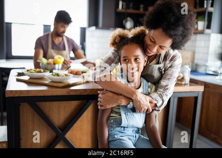 Famille heureuse la préparation des aliments sains dans Ensemble de cuisine Banque D'Images