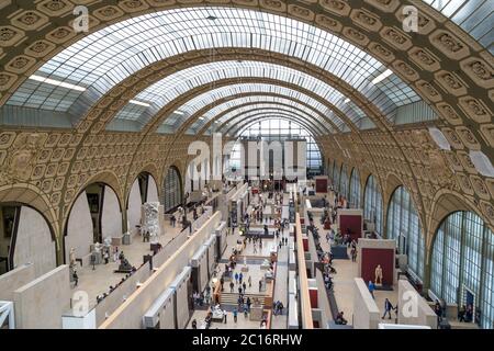 Paris, France, mars 28 2017 : l'intérieur du musée d'orsay. Il est situé dans l'ancienne gare d'Orsay, un stati ferroviaire des Beaux-Arts Banque D'Images