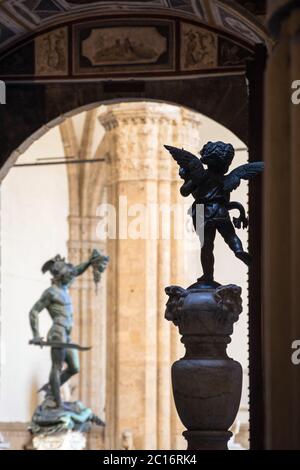 Statue de bronze de petit ange avec fond de Perseus avec la tête de Medusa à Loggia de' lanzi, Piazza della Signoria vu du Palazzo Vecchio Banque D'Images