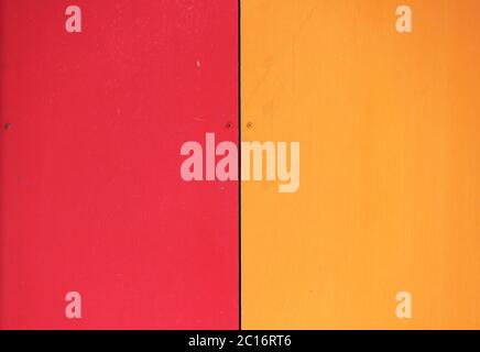 Le mur de la maison, orné de panneaux colorés, peint dans des couleurs vives. Rouge et orange. Banque D'Images