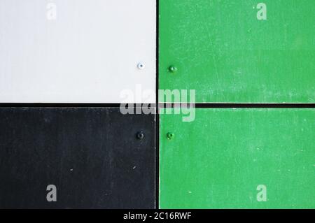 Le mur de la maison, orné de panneaux colorés, peint dans des couleurs vives. Vert, beige et noir Banque D'Images