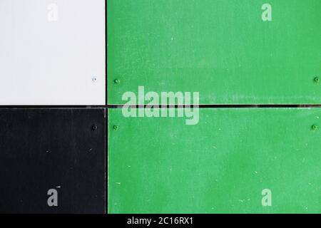 Le mur de la maison, orné de panneaux colorés, peint dans des couleurs vives. Vert, beige et noir Banque D'Images