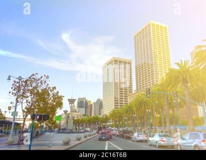 Heure de pointe avec des voitures défocacées - embouteillages dans le centre-ville de San Francisco - carte postale bokeh floue de SanFrancisco avec chaud da ensoleillé Banque D'Images