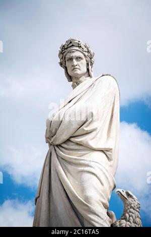 Statue de Dante Alighieri sur la Piazza di Santa Croce avec ciel nuageux. Florence, Italie. Banque D'Images