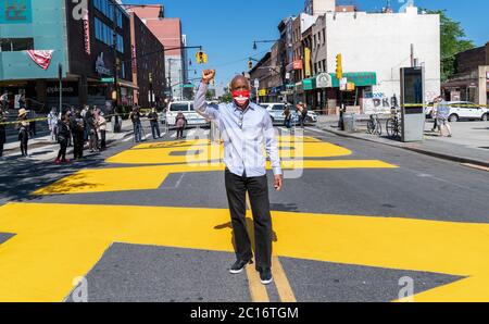 New York, États-Unis. 14 juin 2020. Eric Adams, président de Brooklyn, assiste à la cérémonie de dévoilement du slogan Black Lives Matter, un énorme slogan peint, sur la rue Fulton, à Bedford-Stuyvesant. La murale complète s'étend de l'avenue Marcy à l'avenue New York sur 375 pieds. (Photo de Lev Radin/Pacific Press) crédit: Agence de presse du Pacifique/Alamy Live News Banque D'Images