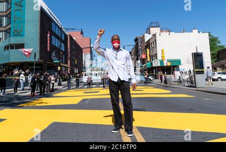 New York, États-Unis. 14 juin 2020. Eric Adams, président de Brooklyn, assiste à la cérémonie de dévoilement du slogan Black Lives Matter, un énorme slogan peint, sur la rue Fulton, à Bedford-Stuyvesant. La murale complète s'étend de l'avenue Marcy à l'avenue New York sur 375 pieds. (Photo de Lev Radin/Pacific Press) crédit: Agence de presse du Pacifique/Alamy Live News Banque D'Images