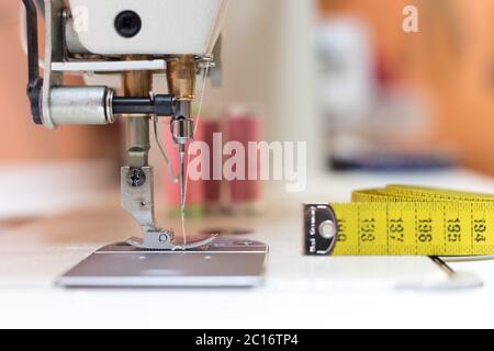 Gros plan de couture métal aiguille à coudre avec fil à coudre, atelier sur mesure Banque D'Images