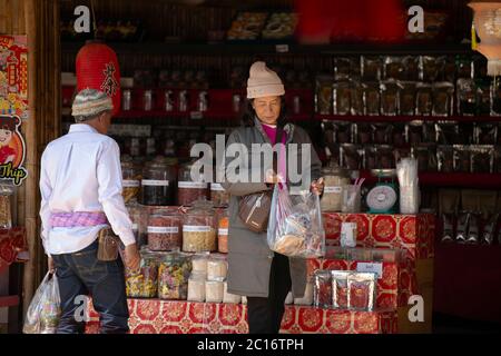 Clients magasinent dans le village chinois de Ban Rak, province de Mae Hong son, nord de la Thaïlande. Banque D'Images