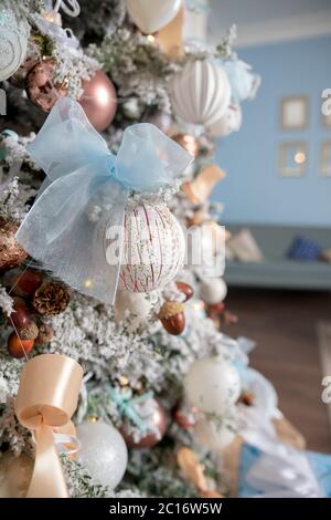Décoration de couleur pastel pour noël.arbre de noël décoratif, chandelier doré, boule et guirlande dorée sur fond tricoté rose. Nouvelle année ou Banque D'Images