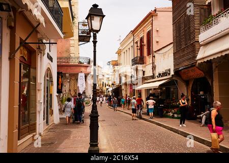 RETHYMNO, L'ÎLE DE CRÈTE, GRÈCE - 30 MAI 2019 : promenade dans la vieille ville de Rethymno, l'île de Crète, Grèce Banque D'Images