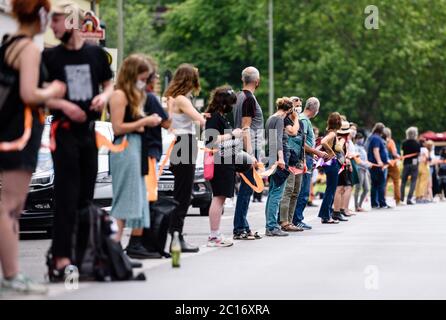 Berlin, Berlin, Allemagne. 14 juin 2020. Plusieurs milliers de personnes, diverses alliances, partis de gauche et ONG participent à une manifestation intitulée "Unteilbar" (indivisible), qui construit une chaîne humaine pour protester contre une société anti-raciste, sociale et équitable pour le climat. Les participants se trouvent sur une longue distance de neuf kilomètres, sur laquelle la plupart des participants gardent la distance requise de 3 mètres et portent des masques faciaux en raison de la pandémie mondiale de Covid-19. Ensemble, ils forment le crédit dit de la "bande de solidarité": Jan Scheunert/ZUMA Wire/Alay Live News Banque D'Images