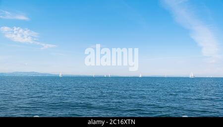 Panorama par une journée ensoleillée au lac de Constance, Allemagne Banque D'Images