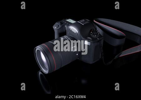 Appareil photo numérique professionnel avec objectif zoom et lanière en cuir sur fond noir avec espace de copie. Vue de dessus. Rendu 3d réaliste. Placer Banque D'Images