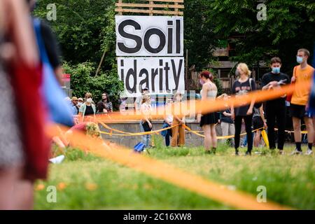 Berlin, Berlin, Allemagne. 14 juin 2020. Plusieurs milliers de personnes, diverses alliances, partis de gauche et ONG participent à une manifestation intitulée "Unteilbar" (indivisible), qui construit une chaîne humaine pour protester contre une société anti-raciste, sociale et équitable pour le climat. Les participants se trouvent sur une longue distance de neuf kilomètres, sur laquelle la plupart des participants gardent la distance requise de 3 mètres et portent des masques faciaux en raison de la pandémie mondiale de Covid-19. Ensemble, ils forment le crédit dit de la "bande de solidarité": Jan Scheunert/ZUMA Wire/Alay Live News Banque D'Images