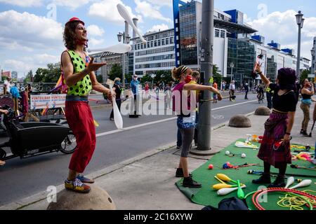 Berlin, Berlin, Allemagne. 14 juin 2020. Plusieurs milliers de personnes, diverses alliances, partis de gauche et ONG participent à une manifestation intitulée "Unteilbar" (indivisible), qui construit une chaîne humaine pour protester contre une société anti-raciste, sociale et équitable pour le climat. Les participants se trouvent sur une longue distance de neuf kilomètres, sur laquelle la plupart des participants gardent la distance requise de 3 mètres et portent des masques faciaux en raison de la pandémie mondiale de Covid-19. Ensemble, ils forment le crédit dit de la "bande de solidarité": Jan Scheunert/ZUMA Wire/Alay Live News Banque D'Images