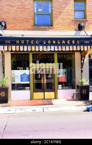 Covid19 et Black Lives comptent des affiches sur les fenêtres de l'Hôtel Congress dans le centre-ville de Tucson AZ Banque D'Images