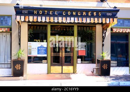 Covid19 et Black Lives comptent des affiches sur les fenêtres de l'Hôtel Congress dans le centre-ville de Tucson AZ Banque D'Images