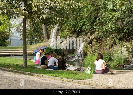 Les gens dessinant une cascade à Brno. République tchèque Banque D'Images