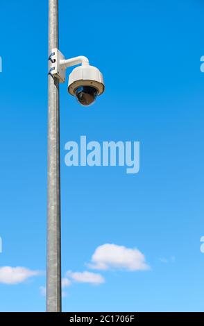 Caméra CCTV contre le ciel bleu. Banque D'Images