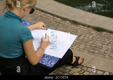 Les gens dessinant une cascade à Brno. République tchèque Banque D'Images