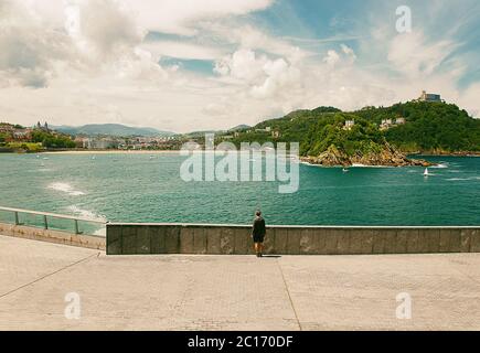 homme admirant le paysage dans la baie de la concha, san sebastian Banque D'Images