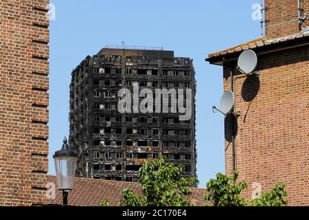 Les restes carbonisés de la tour pendant les séquelles.UN incendie causé par une panne électrique dans un réfrigérateur, a éclaté dans le bloc de 24 appartements de la tour Grenfell à North Kensington, dans l'ouest de Londres où 72 personnes sont mortes, plus de 70 autres ont été blessés et 223 personnes ont échappé. Banque D'Images