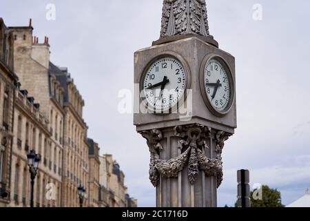 Les horloges distinctives de la place de la comédie à Bordeaux, France Banque D'Images