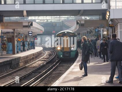 Govia Southern Railway classe 377 Bombardier Elecrostar train 377625 arrivant à la gare East Croydon avec des passagers en attente Banque D'Images