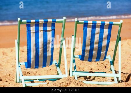 Deux transats vides face à la mer Banque D'Images