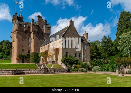 Château de Crathes, Aberdeenshire, Écosse, Royaume-Uni, 20 août 2019. Château de Crathes et jardin clos. Banque D'Images