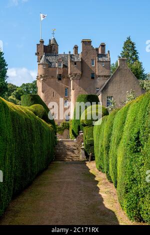 Château de Crathes, Aberdeenshire, Écosse, Royaume-Uni, 20 août 2019. Château de Crathes et jardin clos. Banque D'Images