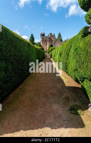 Château de Crathes, Aberdeenshire, Écosse, Royaume-Uni, 20 août 2019. Château de Crathes et jardin clos. Banque D'Images